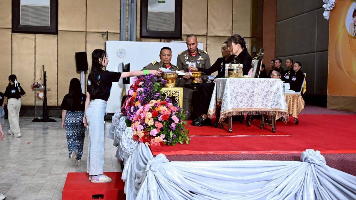 ชมรม TO BE NUMBER ONE วพณ.บางนา รับพระราชทานเกียรติบัตร TO BE NUMBER ONE CAMP รุ่นที่ 34 ทูลกระหม่อมหญิงอุบลรัตนราชกัญญา สิริวัฒนาพรรณวดี